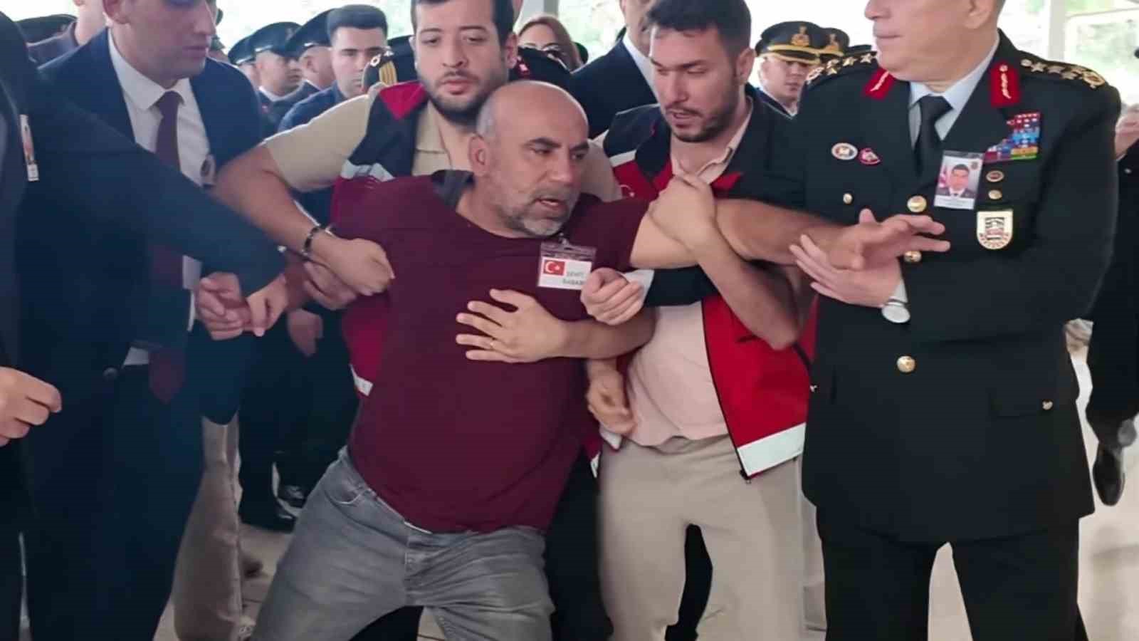 sehit babasi yurekleri dagladi oglunun tabutuna kosup optu 5 wsfRNeab