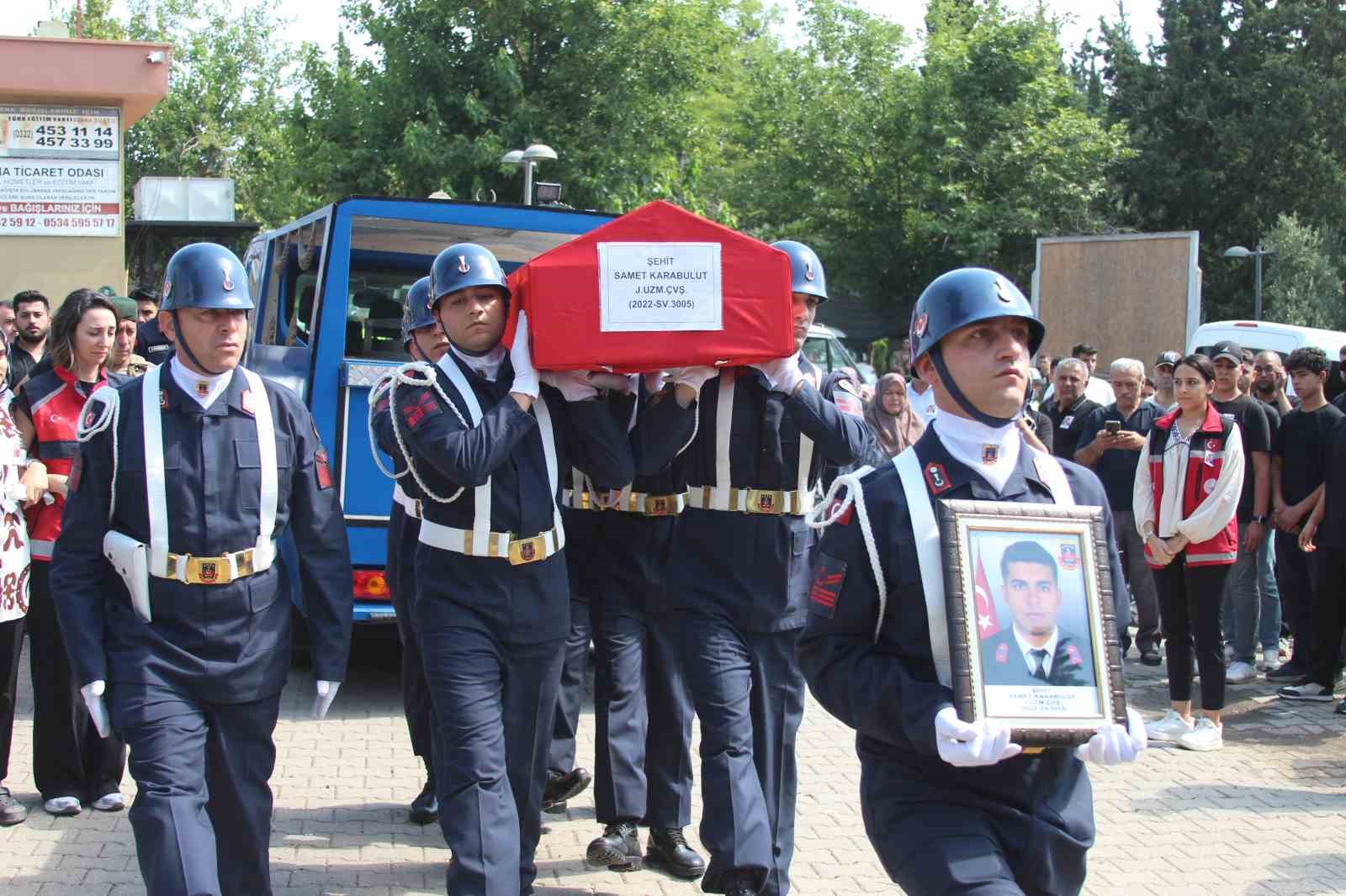 sehit babasi yurekleri dagladi oglunun tabutuna kosup optu 7 KNzIRHaZ