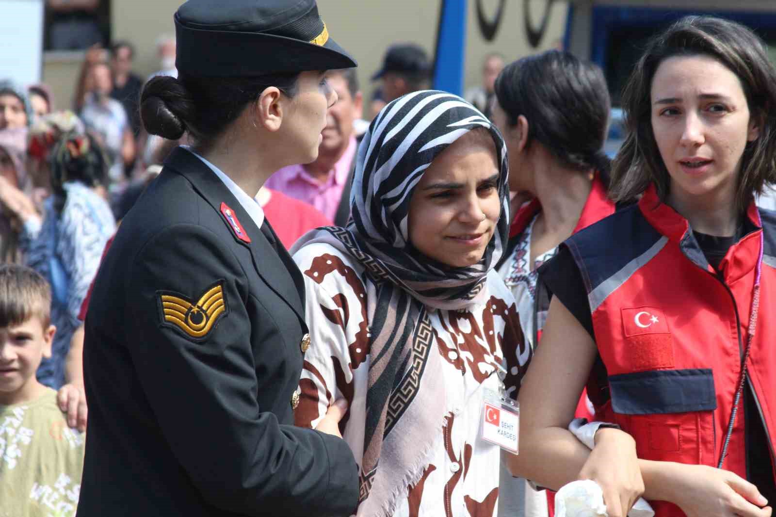 sehit babasi yurekleri dagladi oglunun tabutuna kosup optu 8 yAWeqmRC