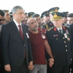 sehit-babasi-yurekleri-dagladi-oglunun-tabutuna-kosup-optu-zYEeiEBJ.jpg