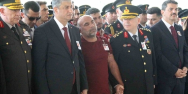 sehit-babasi-yurekleri-dagladi-oglunun-tabutuna-kosup-optu-zYEeiEBJ.jpg