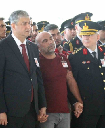 sehit-babasi-yurekleri-dagladi-oglunun-tabutuna-kosup-optu-zYEeiEBJ.jpg