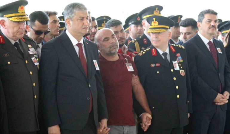sehit-babasi-yurekleri-dagladi-oglunun-tabutuna-kosup-optu-zYEeiEBJ.jpg