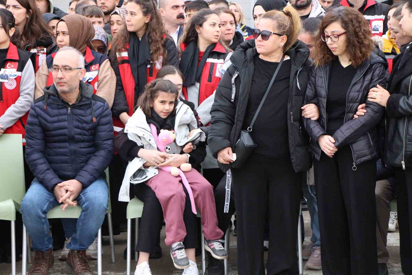 sehit babasini oyuncagina sarilarak bekledi 1 tztSqrC3