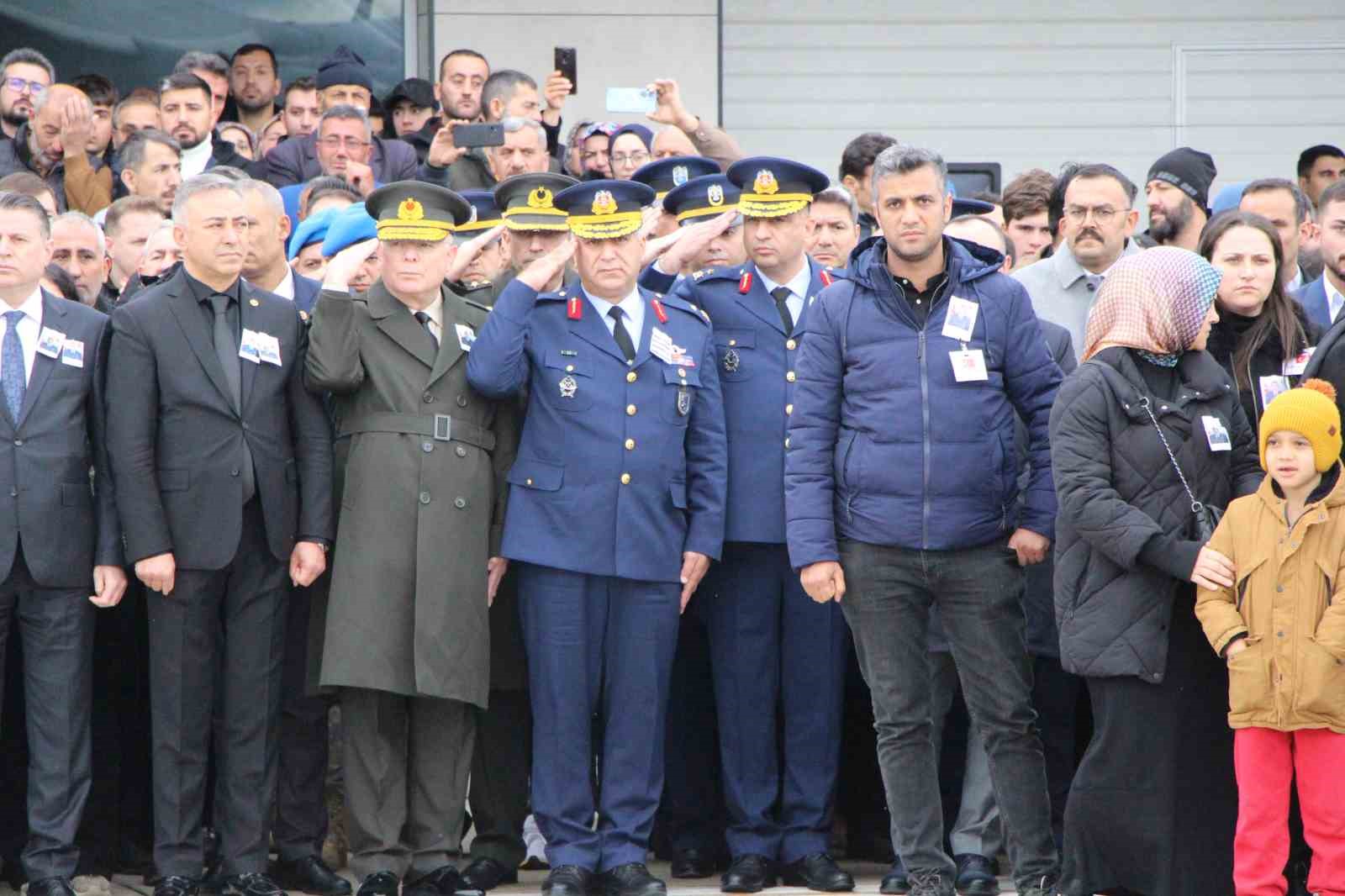 sehit babasini oyuncagina sarilarak bekledi 2 9zp3fp6v