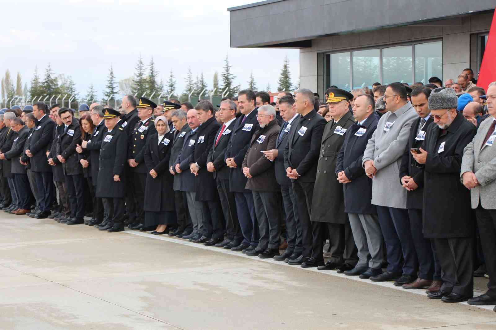 sehit babasini oyuncagina sarilarak bekledi 3 ABcikE3M
