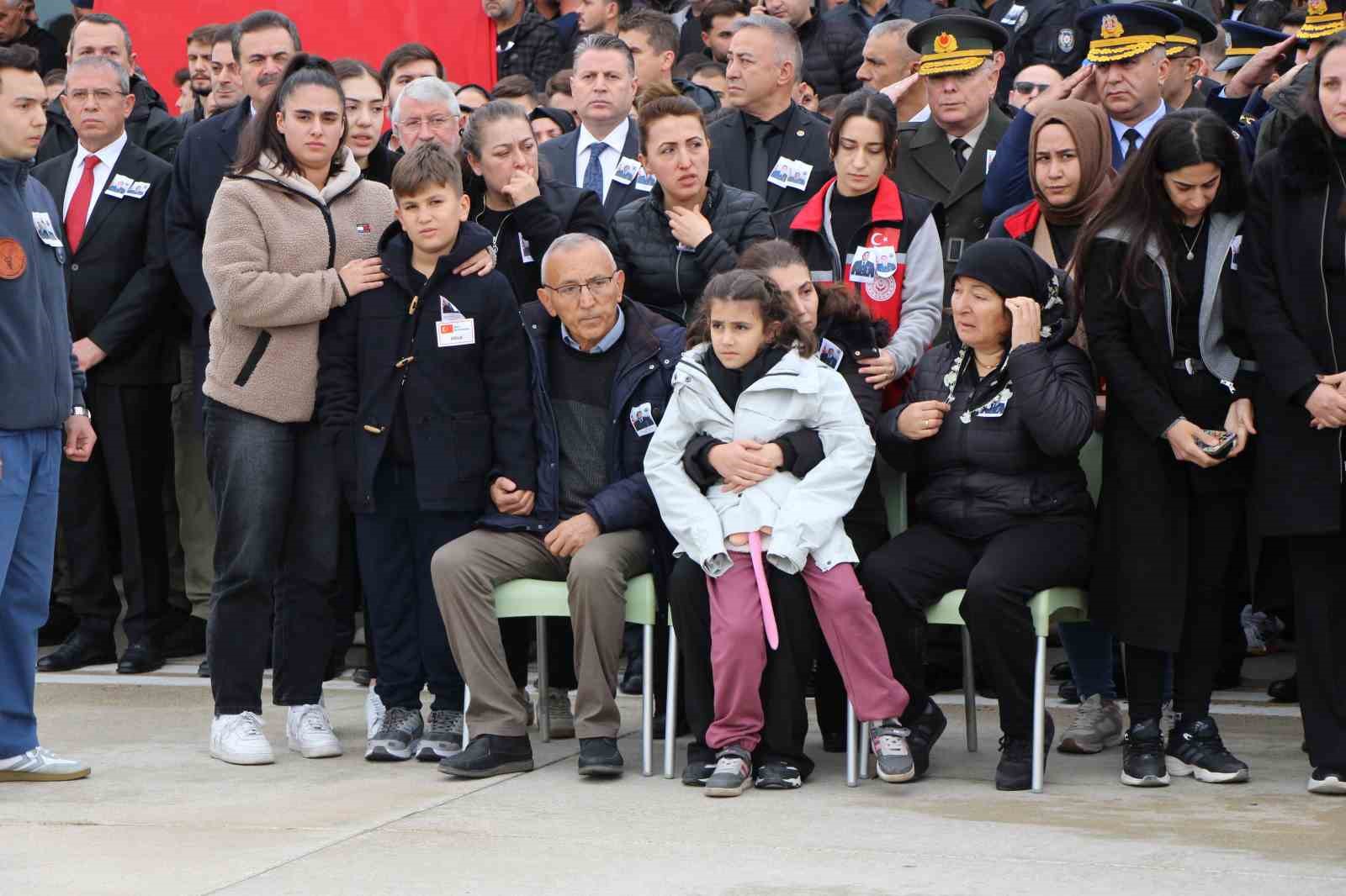sehit babasini oyuncagina sarilarak bekledi 4 mZfkOtK8