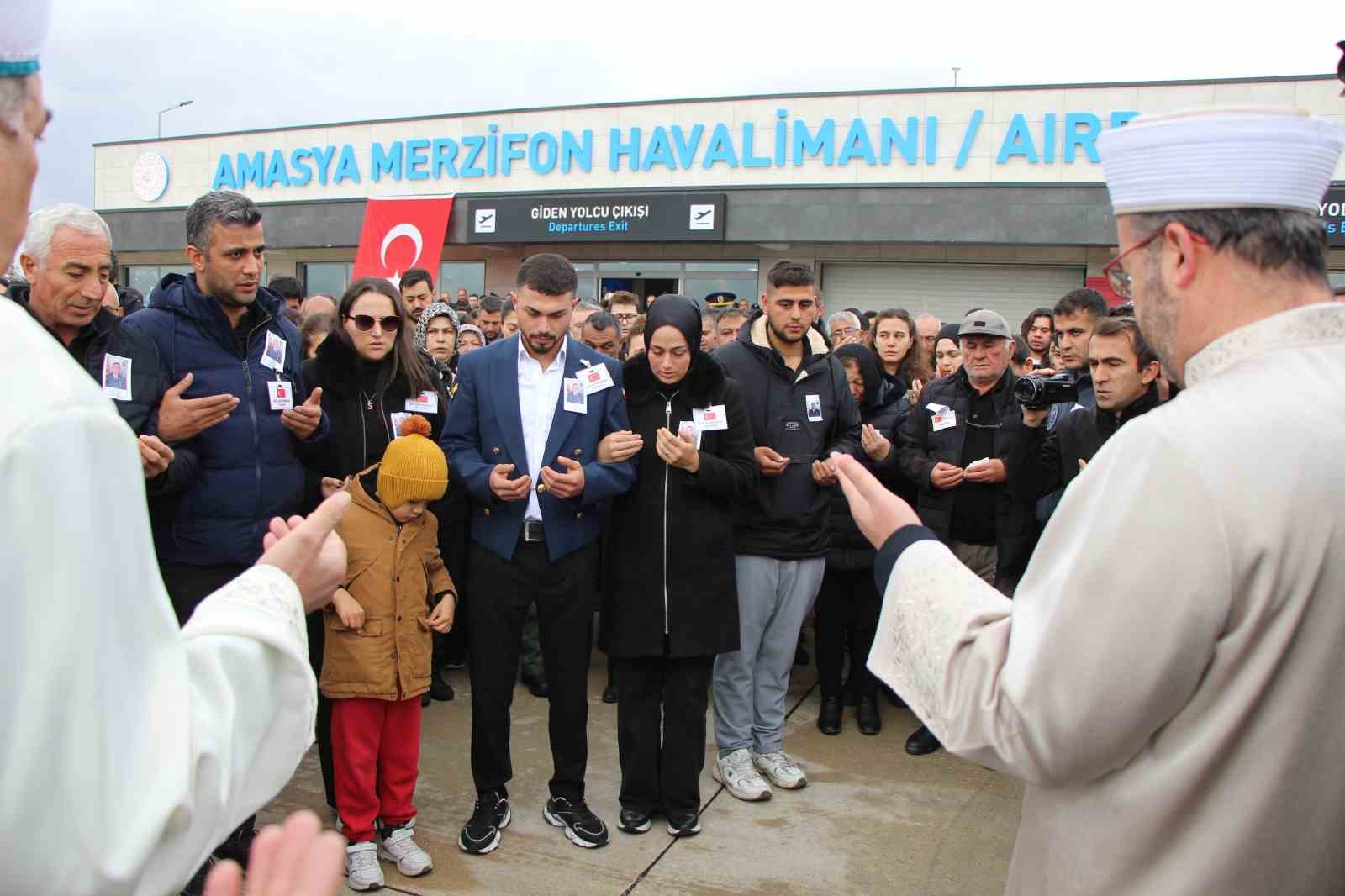 sehit babasini oyuncagina sarilarak bekledi 5 alMRPIDW