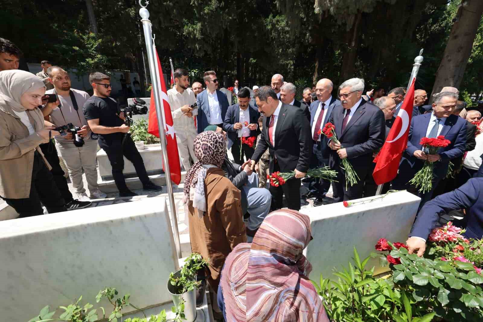 sehit babasinin elini opup bayramini kutlayan valiyle diyalogu yurekleri isitti 0
