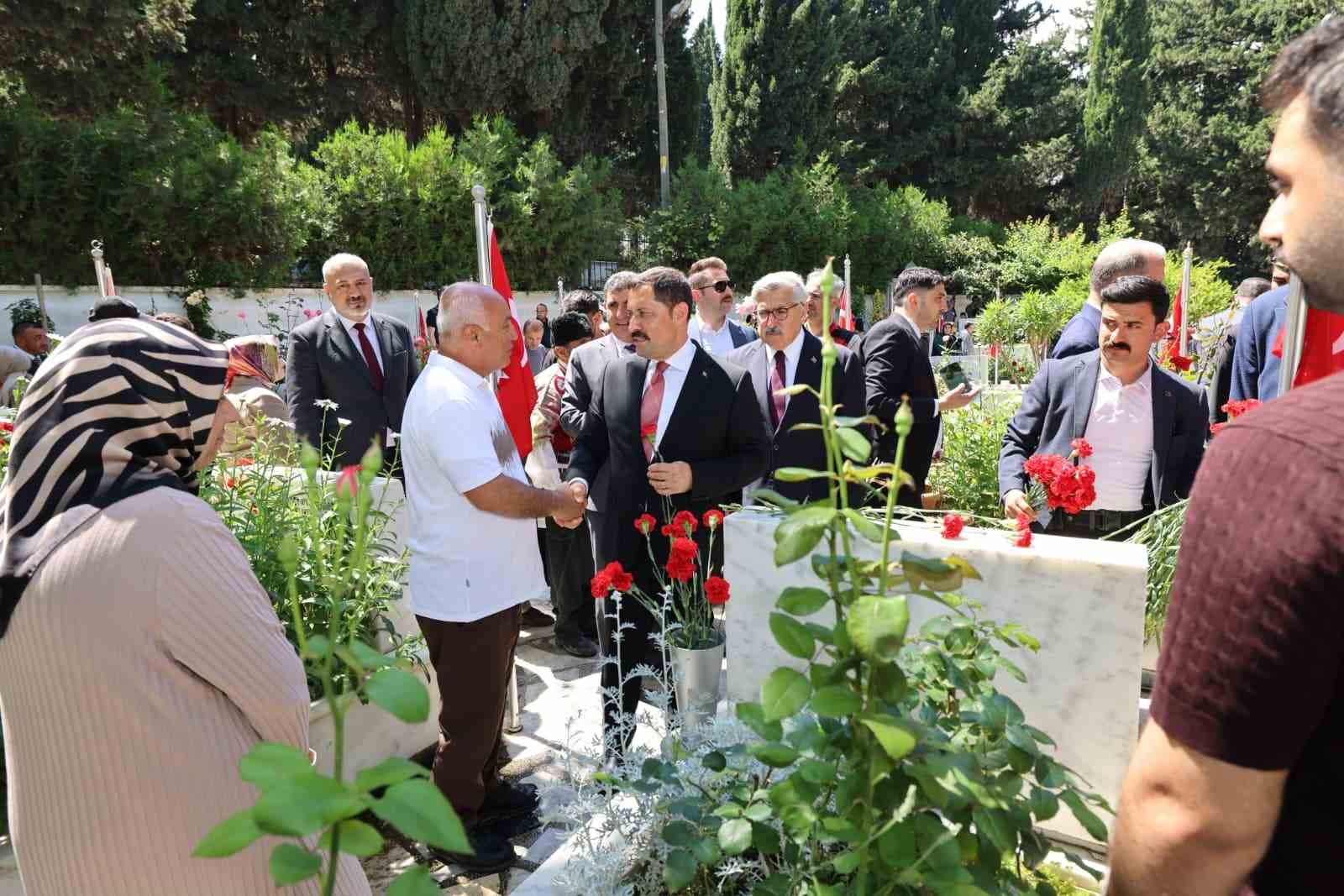 sehit babasinin elini opup bayramini kutlayan valiyle diyalogu yurekleri isitti 2 KVkwwnMv