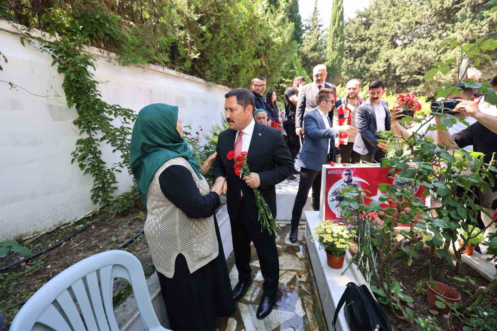 sehit babasinin elini opup bayramini kutlayan valiyle diyalogu yurekleri isitti 3 D5NveNQU