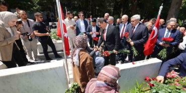 sehit-babasinin-elini-opup-bayramini-kutlayan-valiyle-diyalogu-yurekleri-isitti-tkP2I5tw.jpg