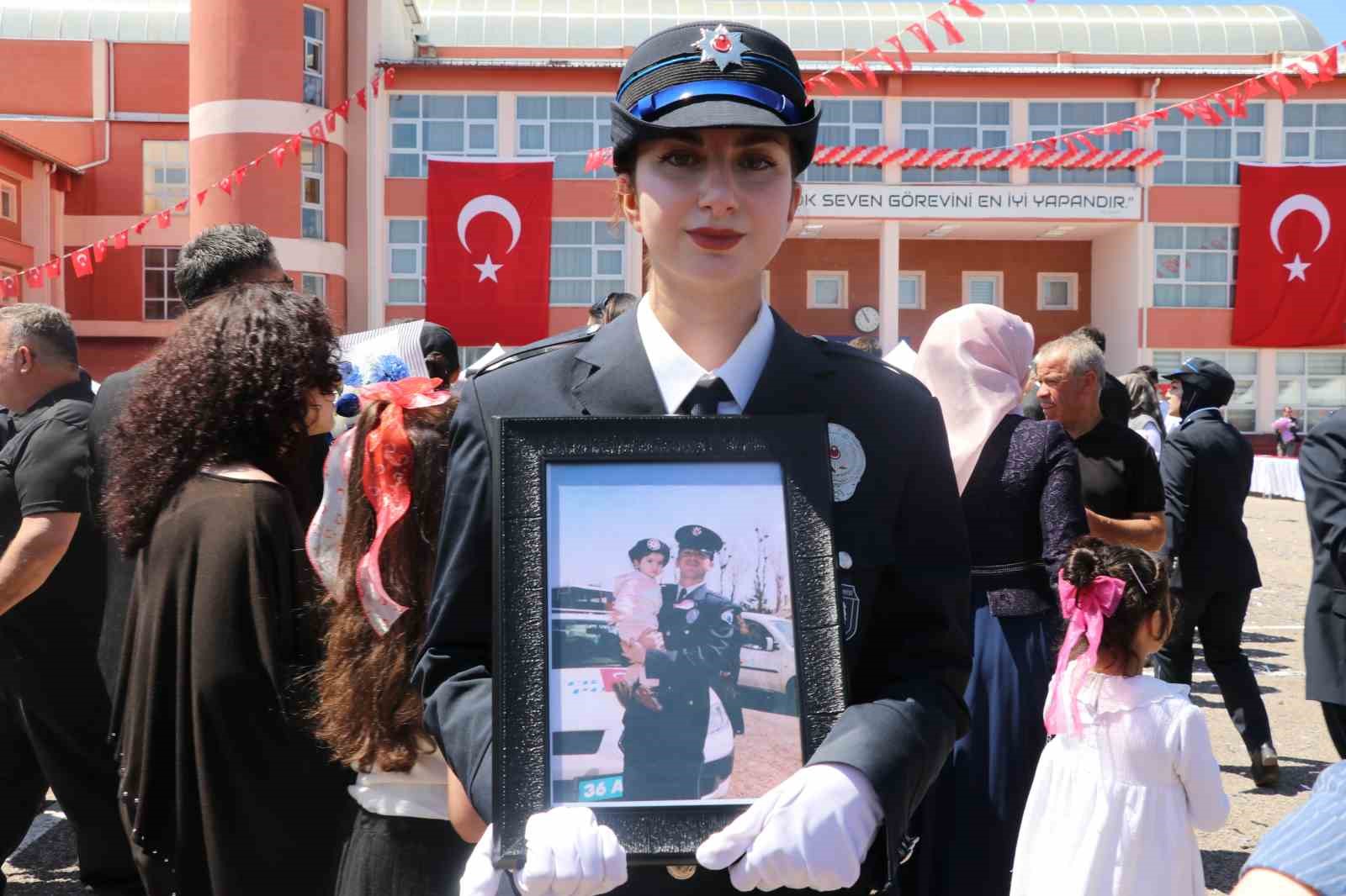 sehit babasinin izinden giderek polis oldu 0 TrQVQlie