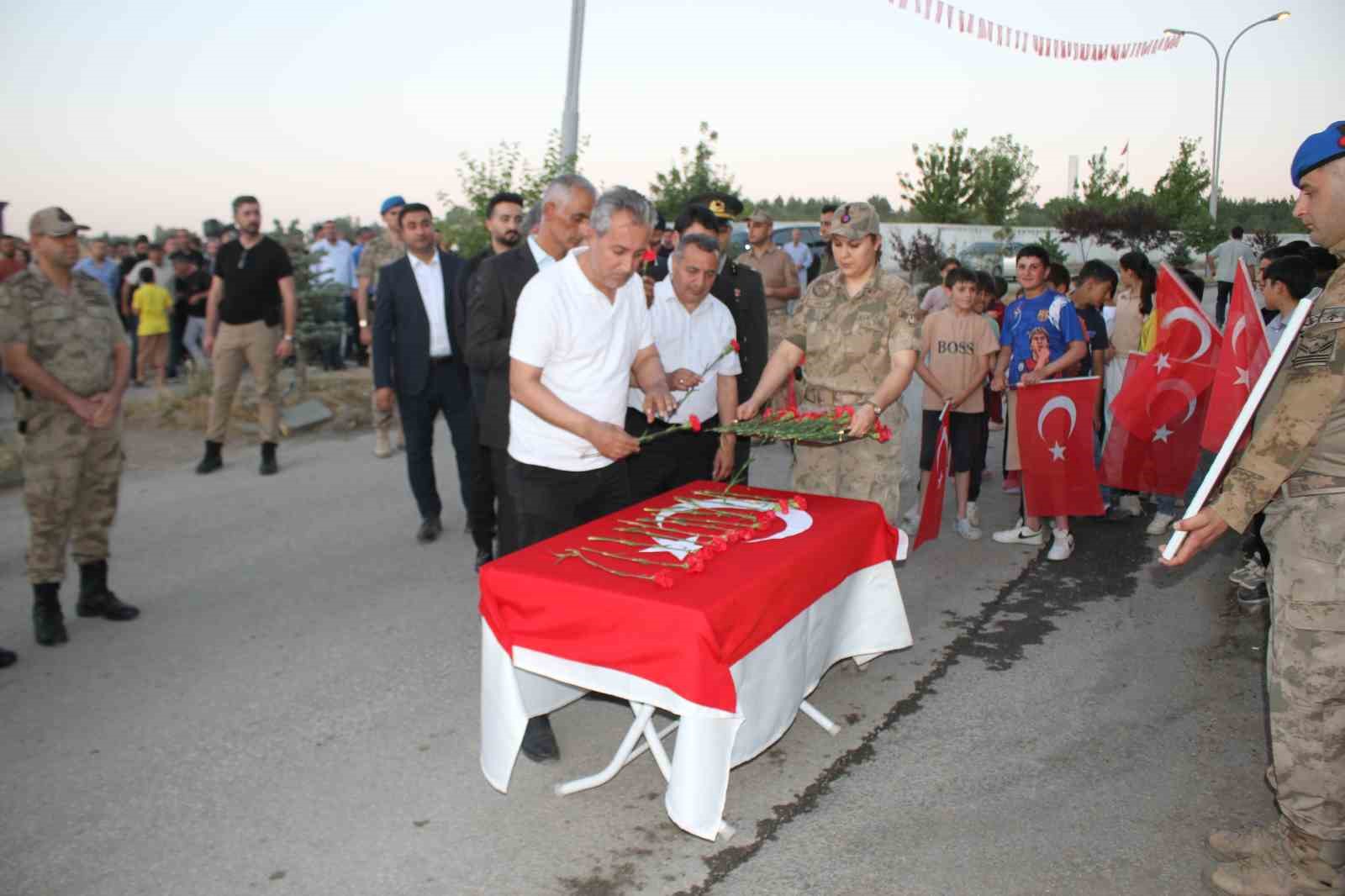 sehit binbasi arslan kulaksiz saldiriya ugradigi caddede anildi 0 KB871hNP