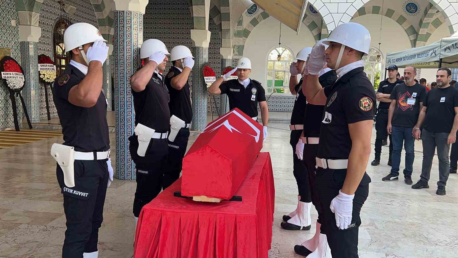 sehit emniyet muduru altug verdinin babasi mersinde topraga verildi 1 EYDiH9d5