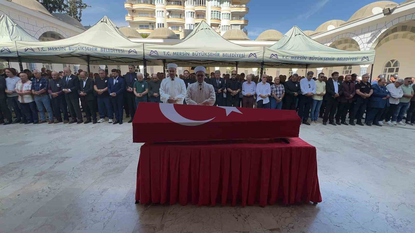 sehit emniyet muduru altug verdinin babasi mersinde topraga verildi 3 b4rROhjv