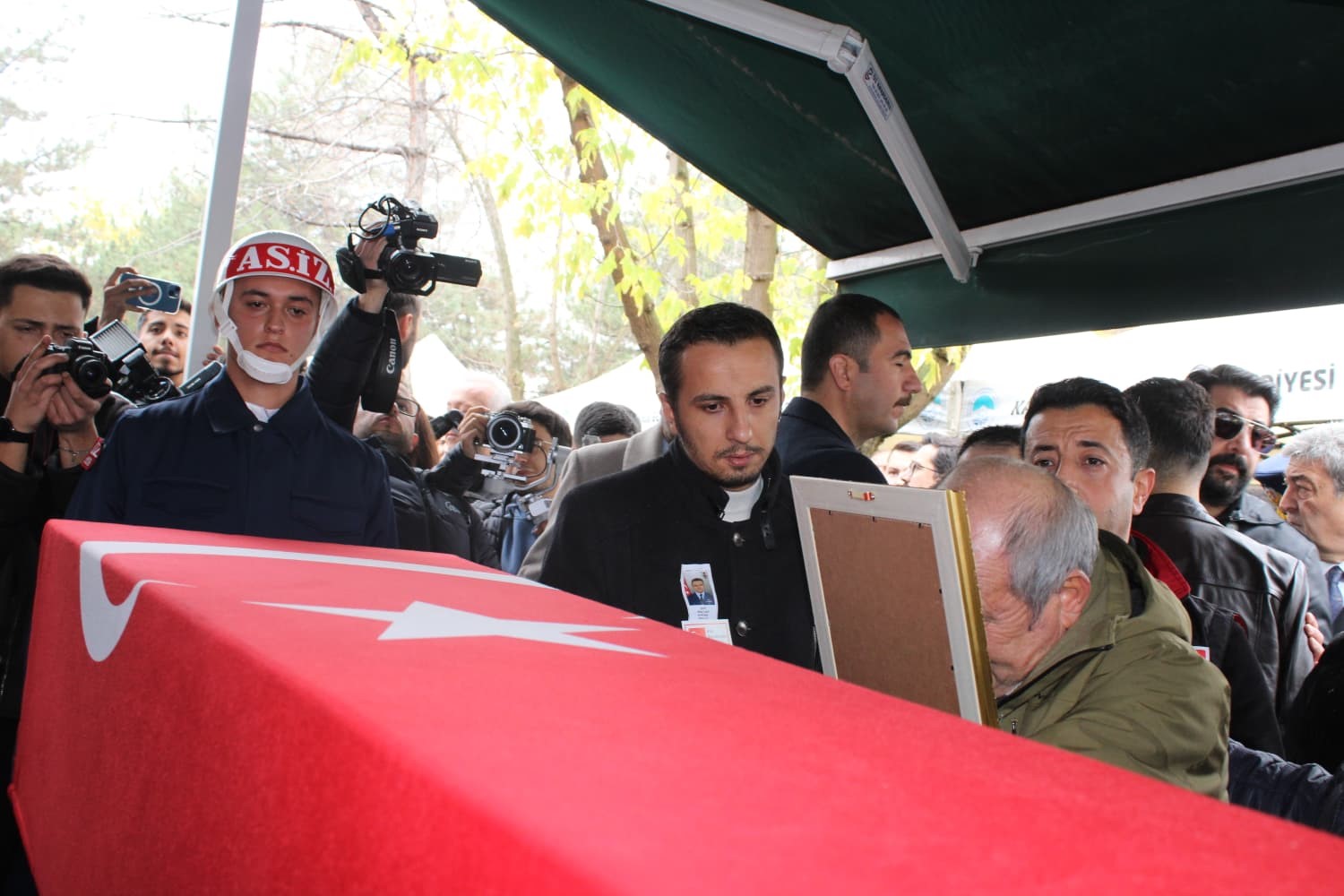 sehit esini askeri montuyla son yolculuguna ugurladi 3 AbLjS1Cu