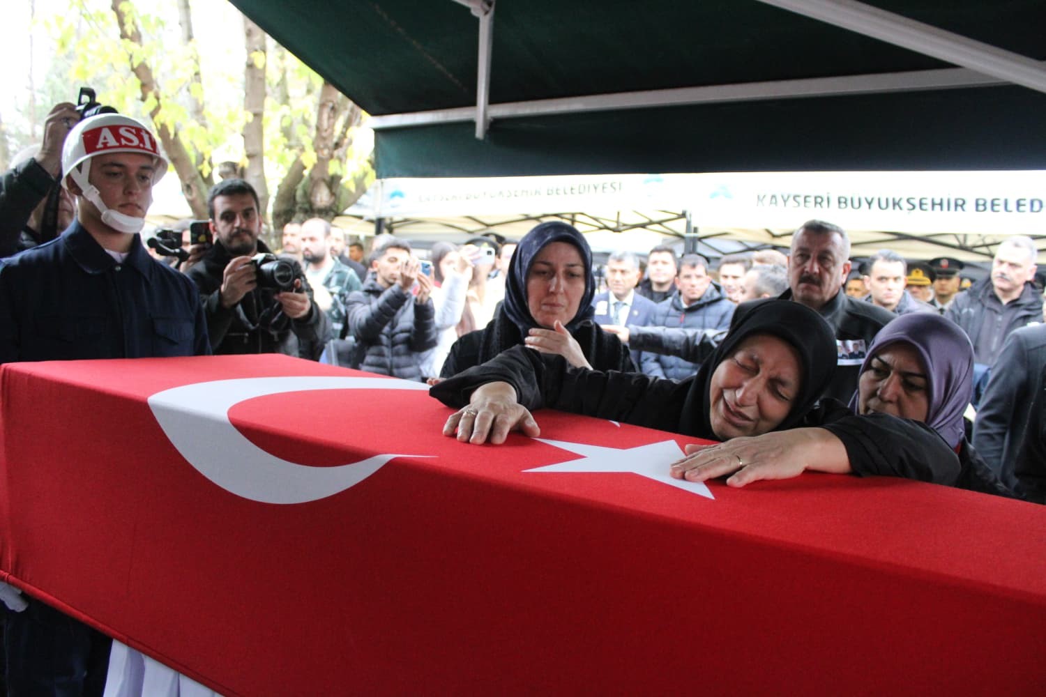 sehit esini askeri montuyla son yolculuguna ugurladi 5 9u4CFwtO
