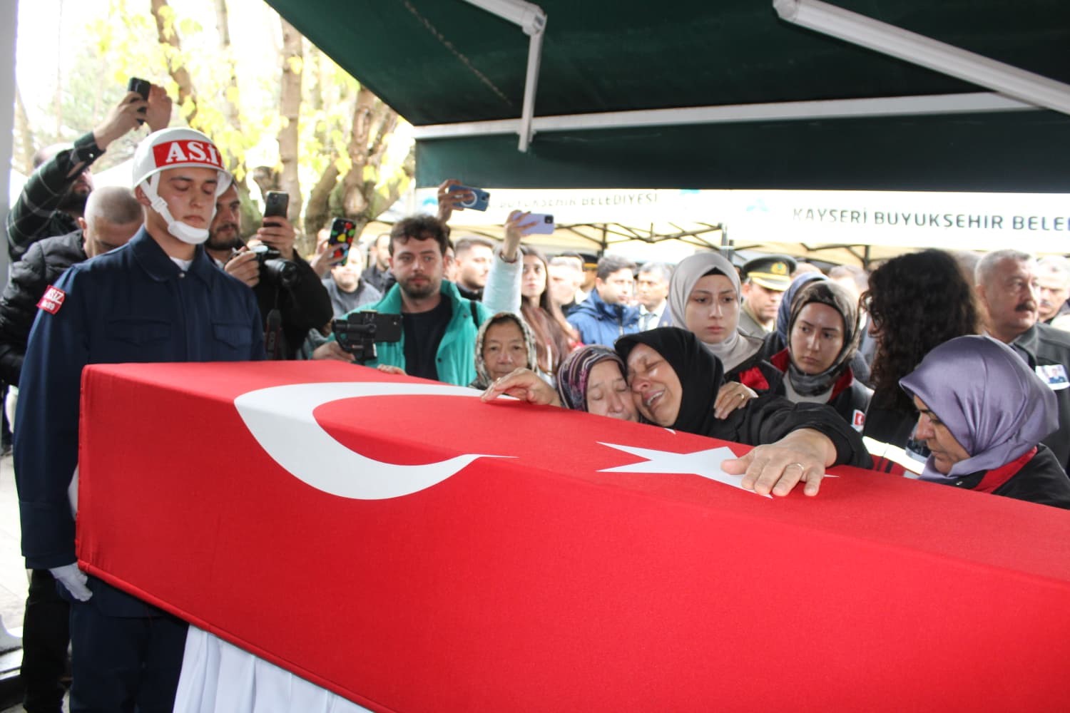 sehit esini askeri montuyla son yolculuguna ugurladi 6 il95CWH8