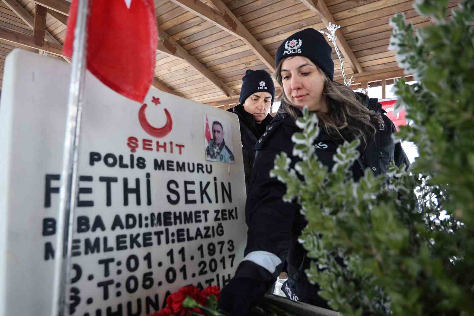 sehit fethi sekin kabri basinda anildi 0 b5OXHnIu