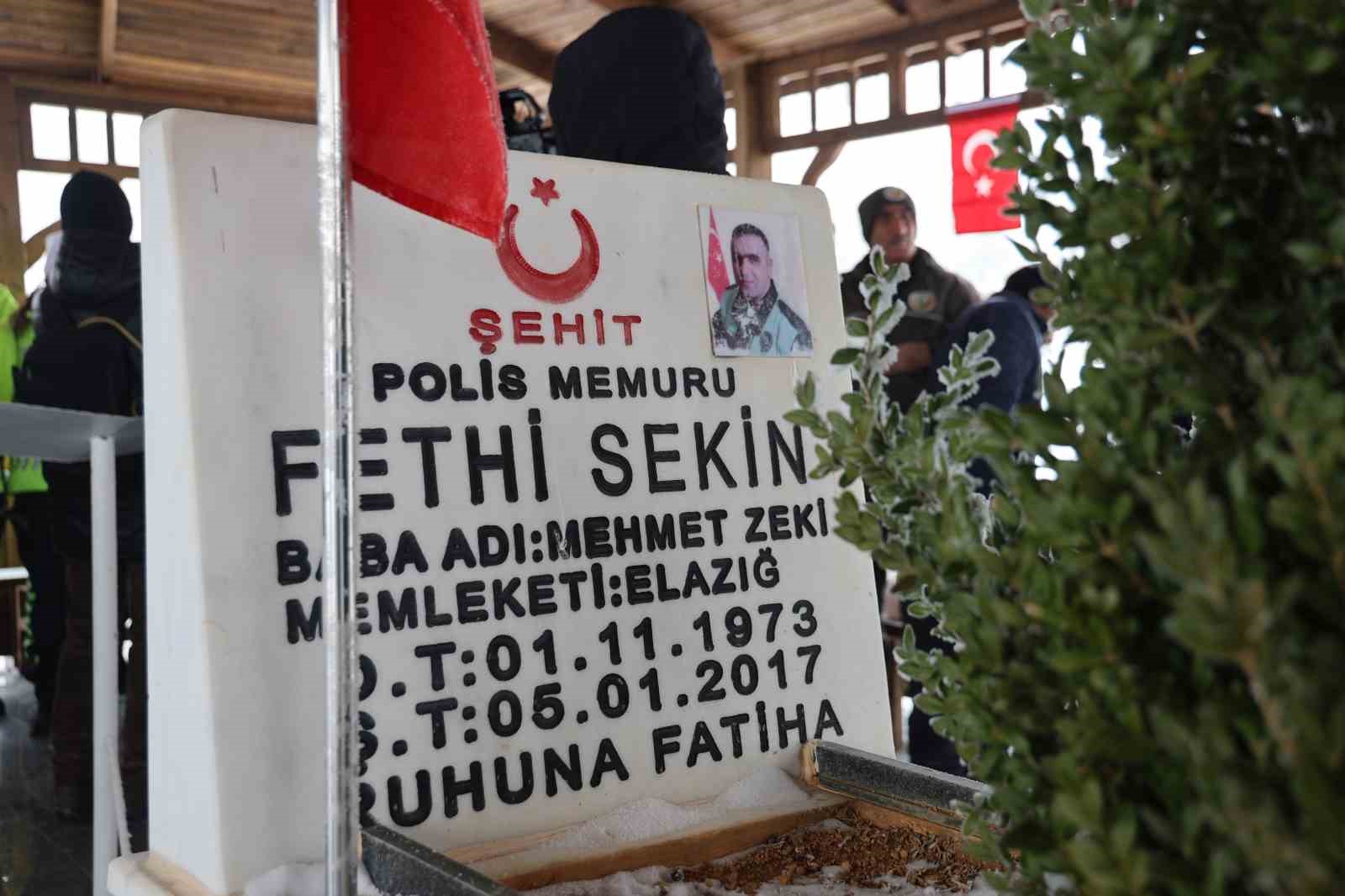 sehit fethi sekin kabri basinda anildi 1 PE2BV5L1