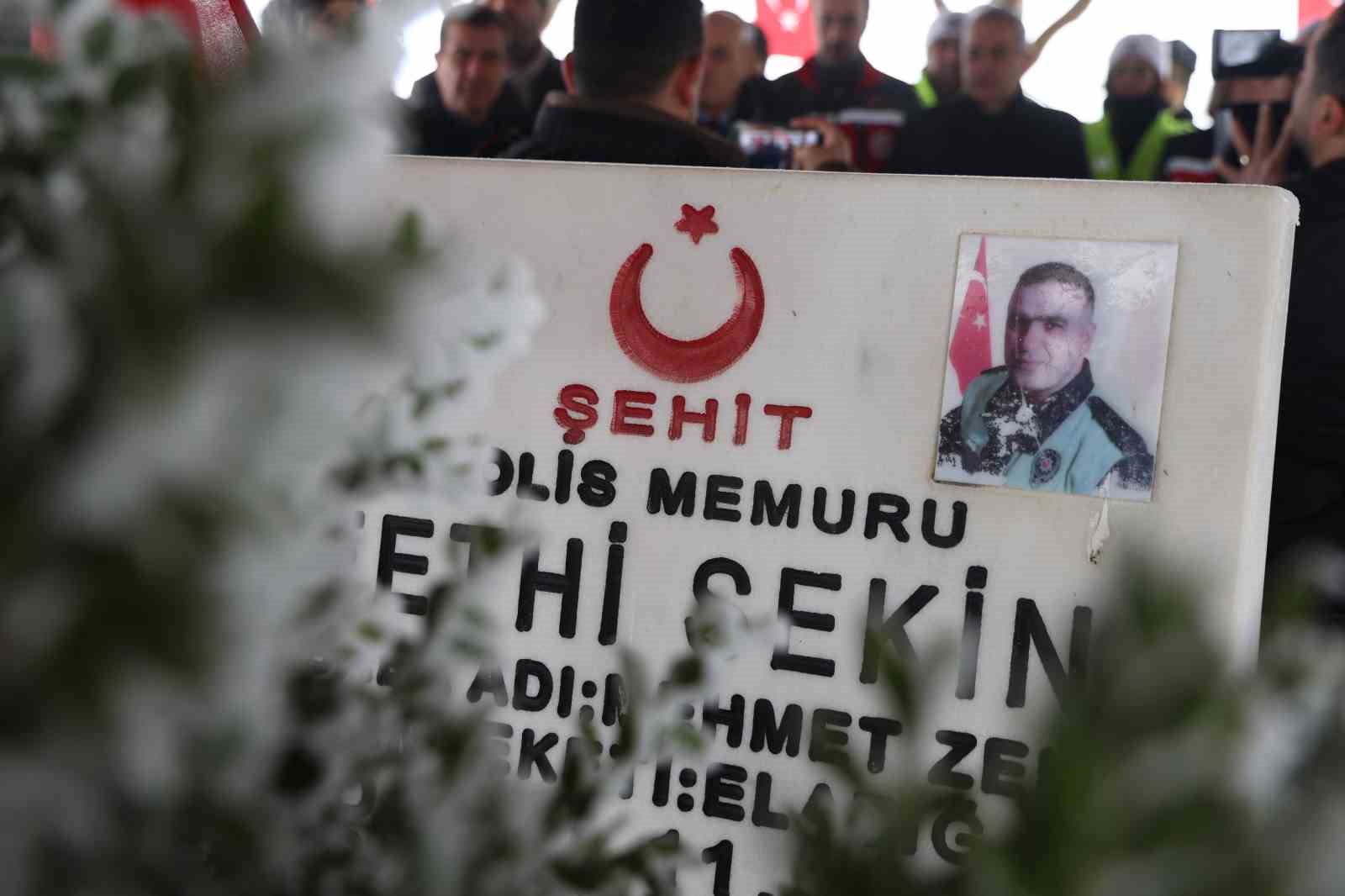 sehit fethi sekin kabri basinda anildi 2 wuefFGVf