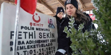 sehit-fethi-sekin-kabri-basinda-anildi-I9BIhrGM.jpg