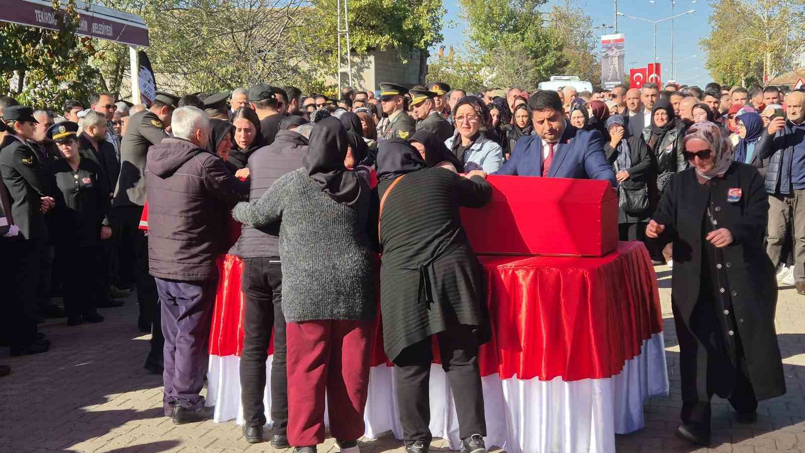 sehit hava astsubay ilker aykutun cenazesi tekirdaga getirildi 0 iLWfaOVy