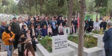 sehit-nese-ogretmen-ve-babasi-mezari-basinda-anildi-FbJC8ERq.jpg