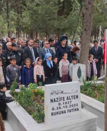 sehit-nese-ogretmen-ve-babasi-mezari-basinda-anildi-FbJC8ERq.jpg