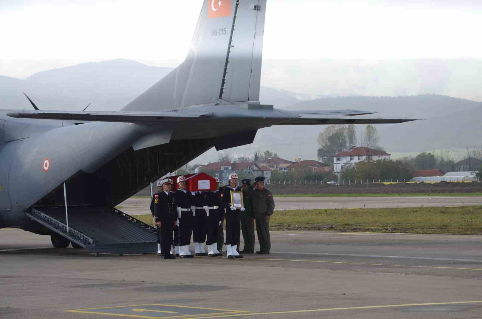sehit nuri ozcanin naasi zonguldak havalimaninda karsilandi 3 JfYBCsJq
