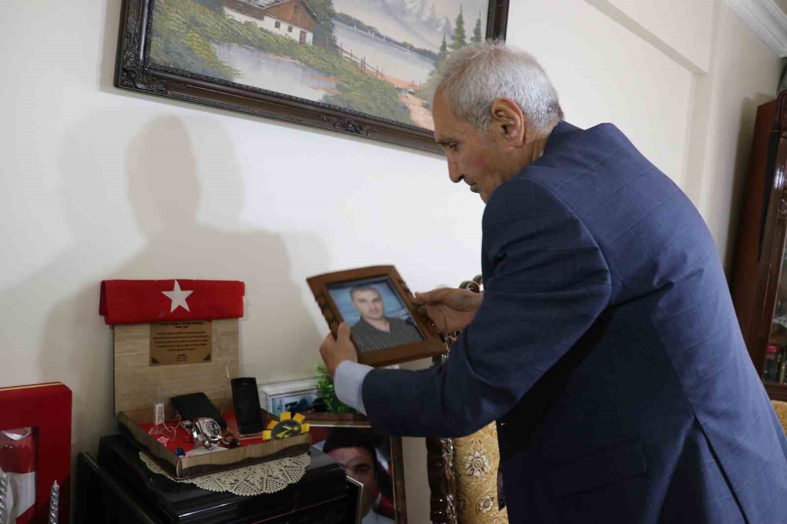 Şehit oğlunun adını 14 bin kitaplık kütüphaneyle yaşatacak 7 sehit oglunun adini 14 bin kitaplik kutuphaneyle yasatacak 3 bT19dt6S