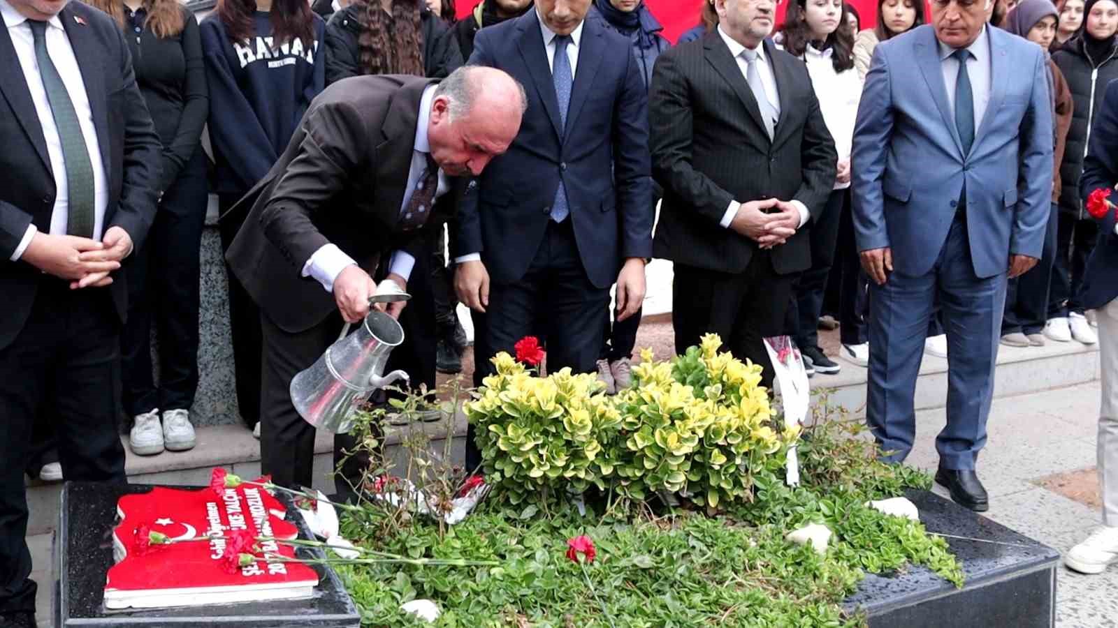 sehit ogretmen aybuke yalcin kabri basinda dualarla anildi 0
