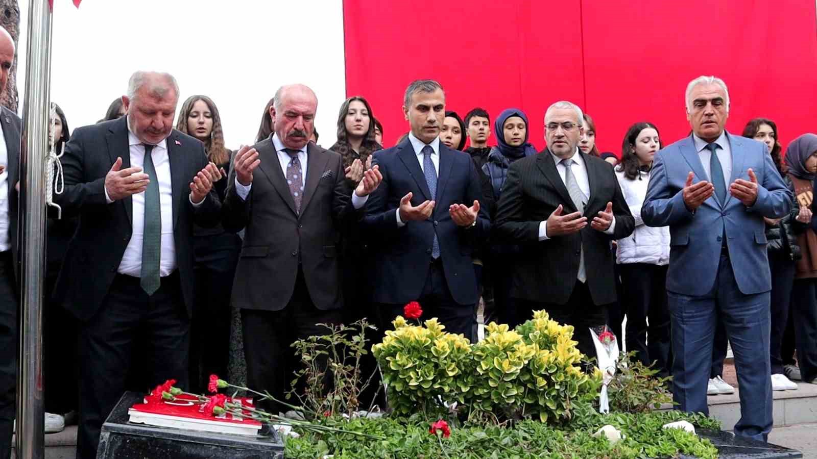 sehit ogretmen aybuke yalcin kabri basinda dualarla anildi 1 lQ68LB8K