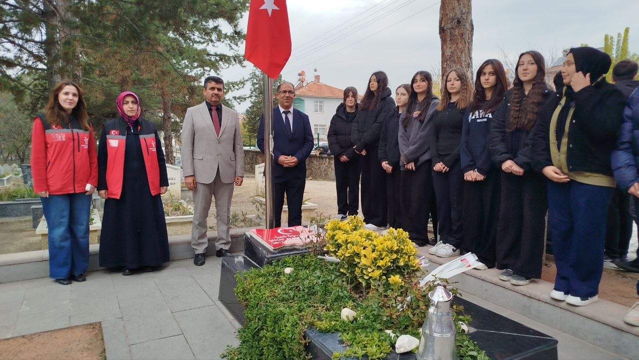 sehit ogretmen aybuke yalcin kabri basinda dualarla anildi 3 Y8b7n3Ua