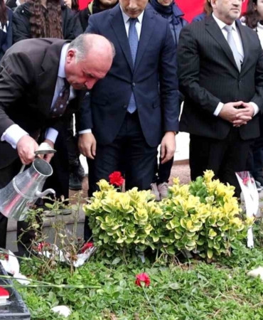 sehit-ogretmen-aybuke-yalcin-kabri-basinda-dualarla-anildi-VmgWgppL.jpg
