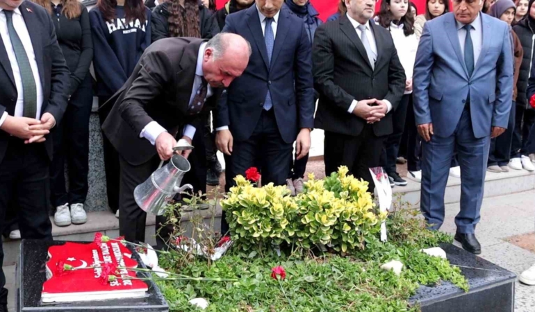 sehit-ogretmen-aybuke-yalcin-kabri-basinda-dualarla-anildi-VmgWgppL.jpg