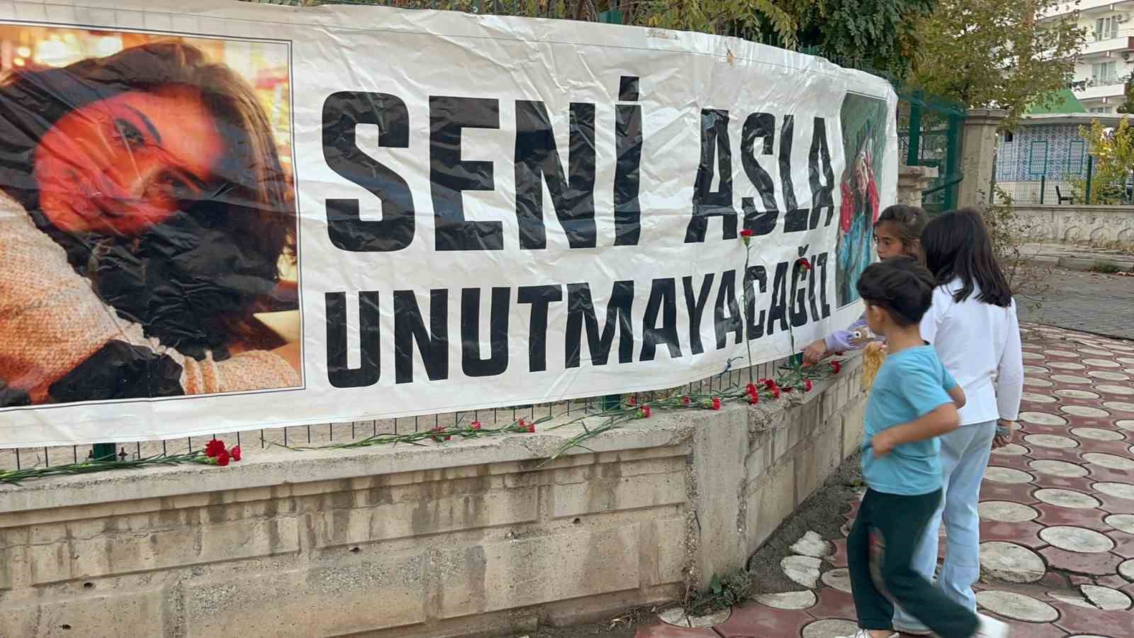 sehit ogretmen aybuke yalcin vuruldugu yerde anildi 1