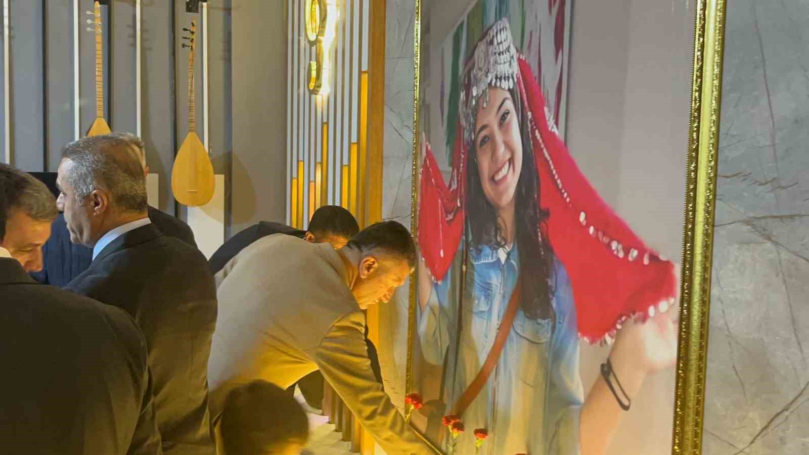sehit ogretmen aybuke yalcin vuruldugu yerde anildi 4 JsrA9I77