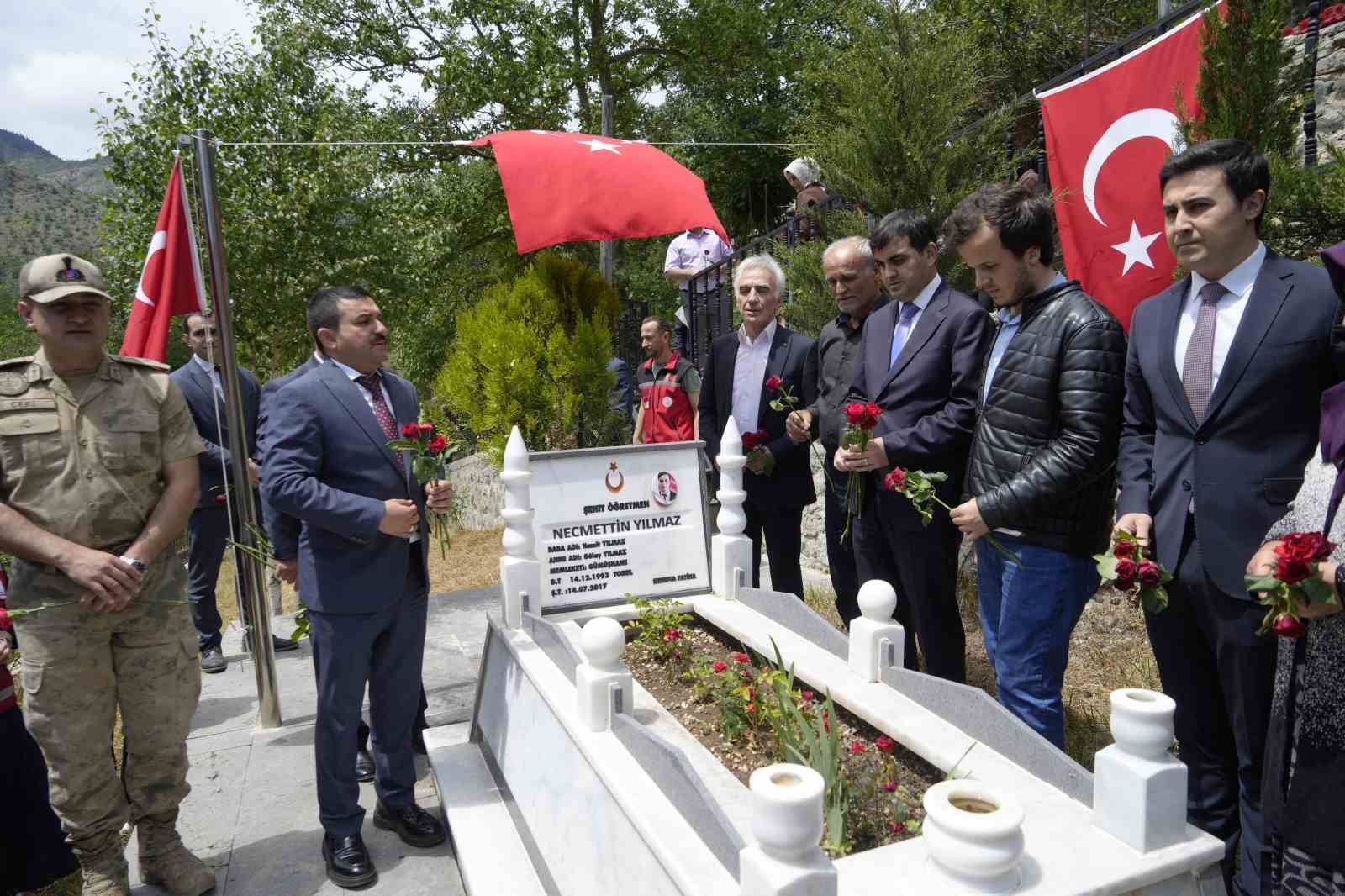 sehit ogretmen necmettin yilmaz sehadetinin 9 yilinda kabri basinda anildi 2 JGWLU3q9
