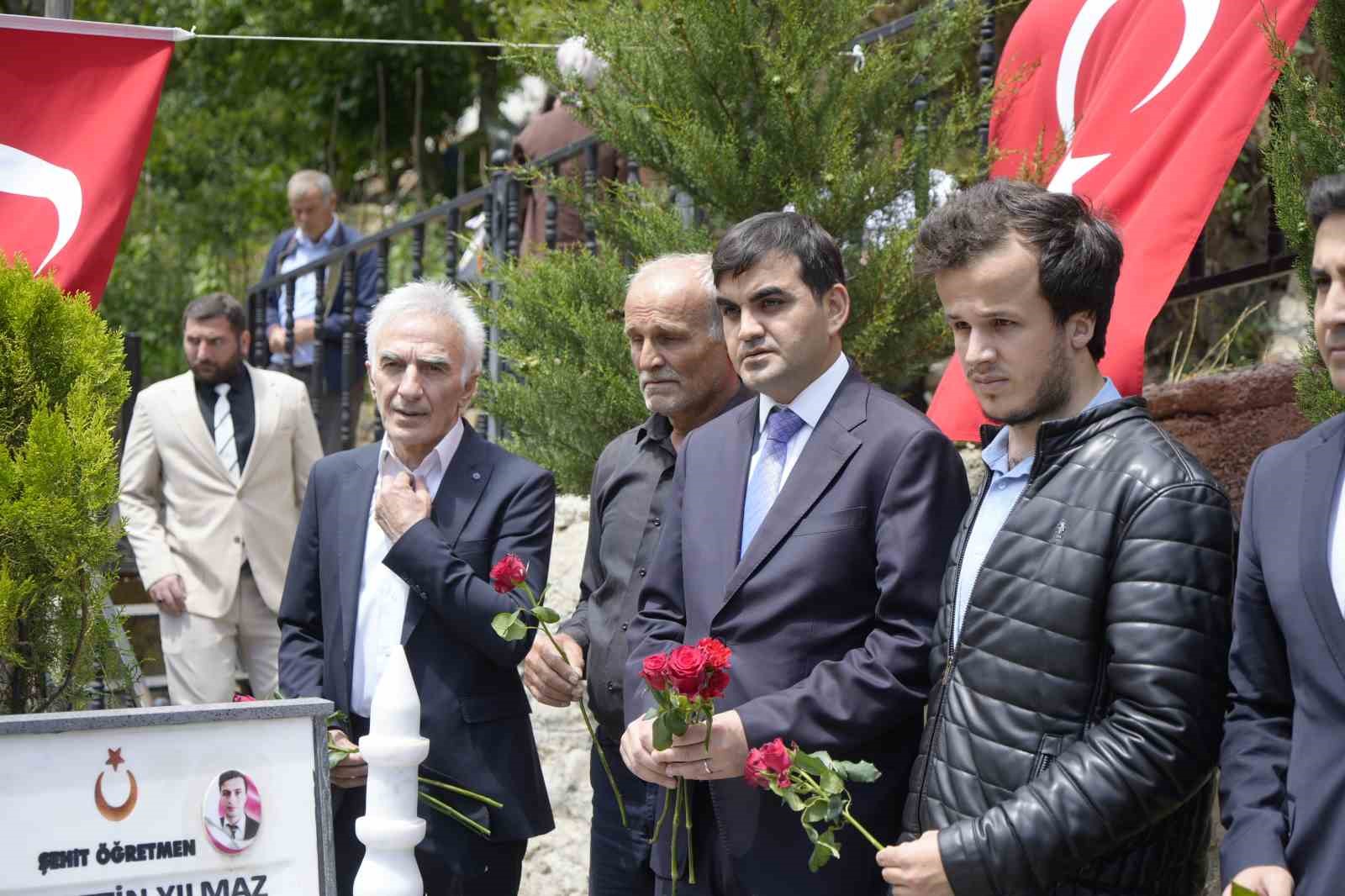 sehit ogretmen necmettin yilmaz sehadetinin 9 yilinda kabri basinda anildi 3