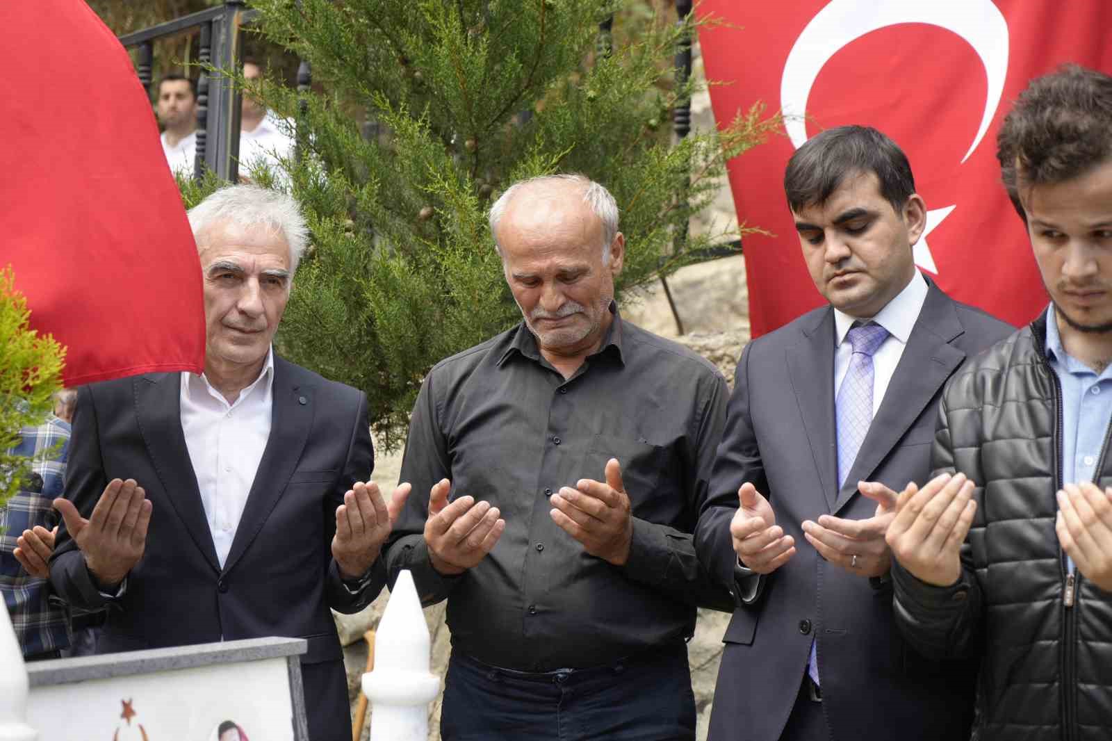 sehit ogretmen necmettin yilmaz sehadetinin 9 yilinda kabri basinda anildi 4 vsvKXCnd