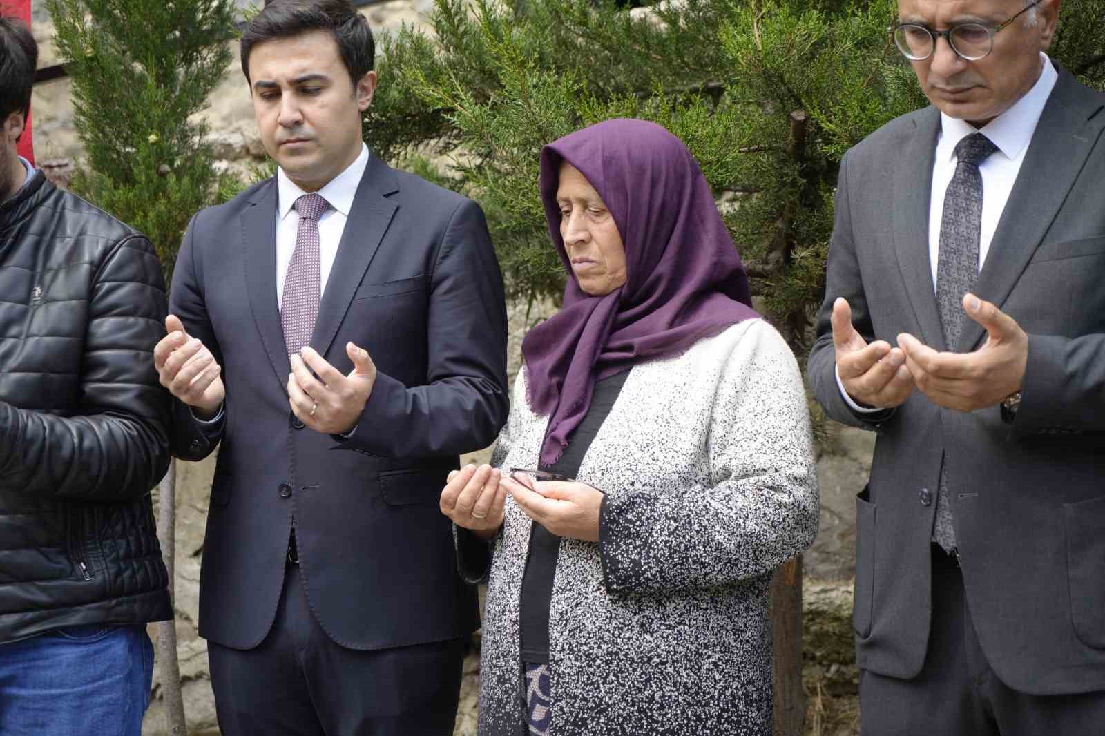 sehit ogretmen necmettin yilmaz sehadetinin 9 yilinda kabri basinda anildi 5 gpHCEp7g