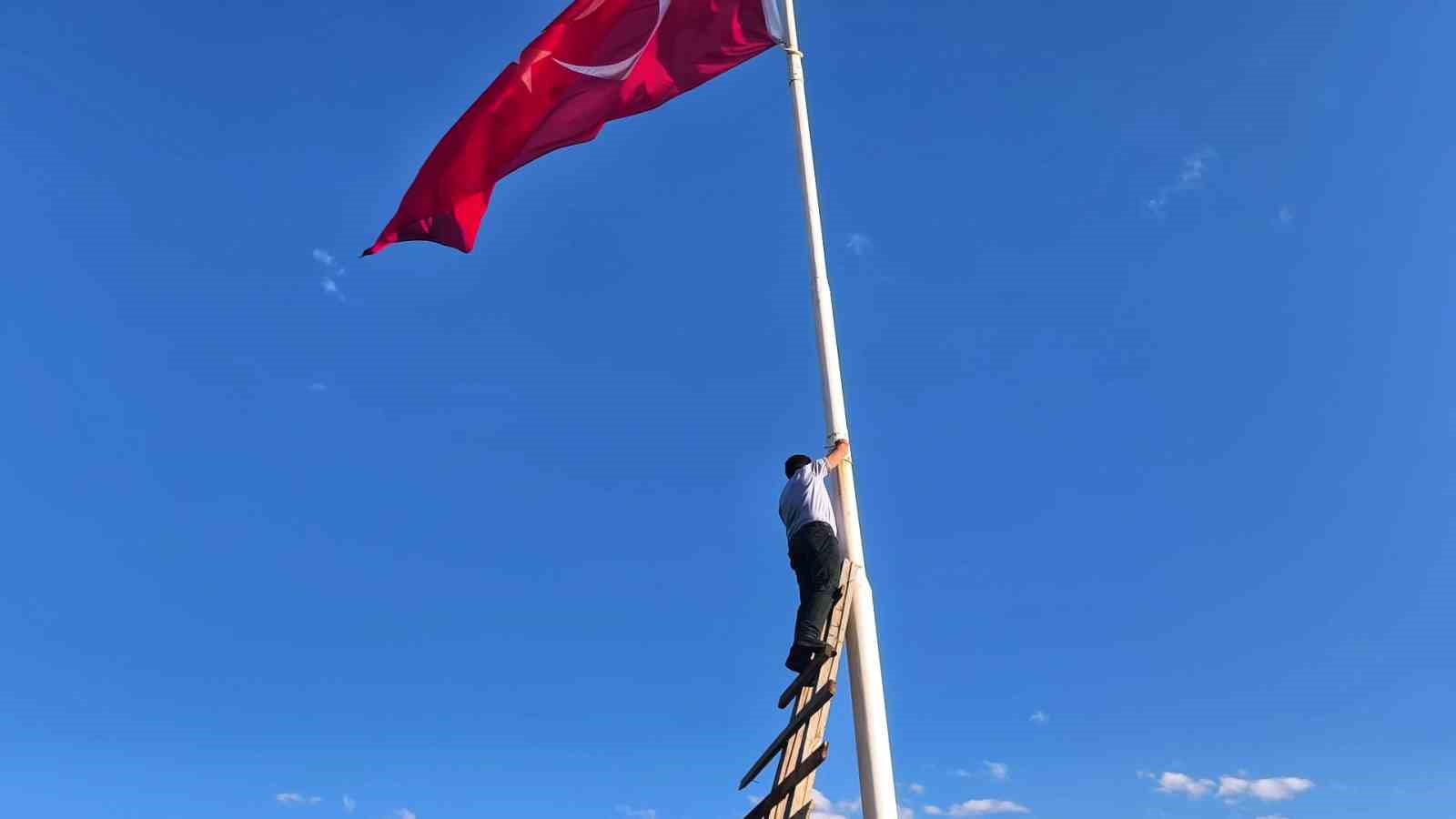 Şehit Öğretmen Neşe Alten’in adını bin 215 rakımlı tepede yaşattı: 16 metrelik Türk bayrağı dikti 4 sehit ogretmen nese altenin adini bin 215 rakimli tepede yasatti 16 metrelik turk bayragi 36tDalGn