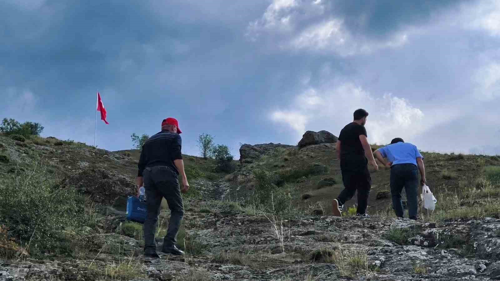 Şehit Öğretmen Neşe Alten’in adını bin 215 rakımlı tepede yaşattı: 16 metrelik Türk bayrağı dikti 6 sehit ogretmen nese altenin adini bin 215 rakimli tepede yasatti 16 metrelik turk bayragi