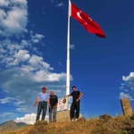 sehit-ogretmen-nese-altenin-adini-bin-215-rakimli-tepede-yasatti-16-metrelik-turk-bayragi-EpD85rRr.jpg