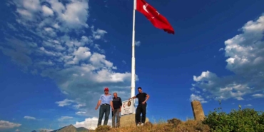 sehit-ogretmen-nese-altenin-adini-bin-215-rakimli-tepede-yasatti-16-metrelik-turk-bayragi-EpD85rRr.jpg