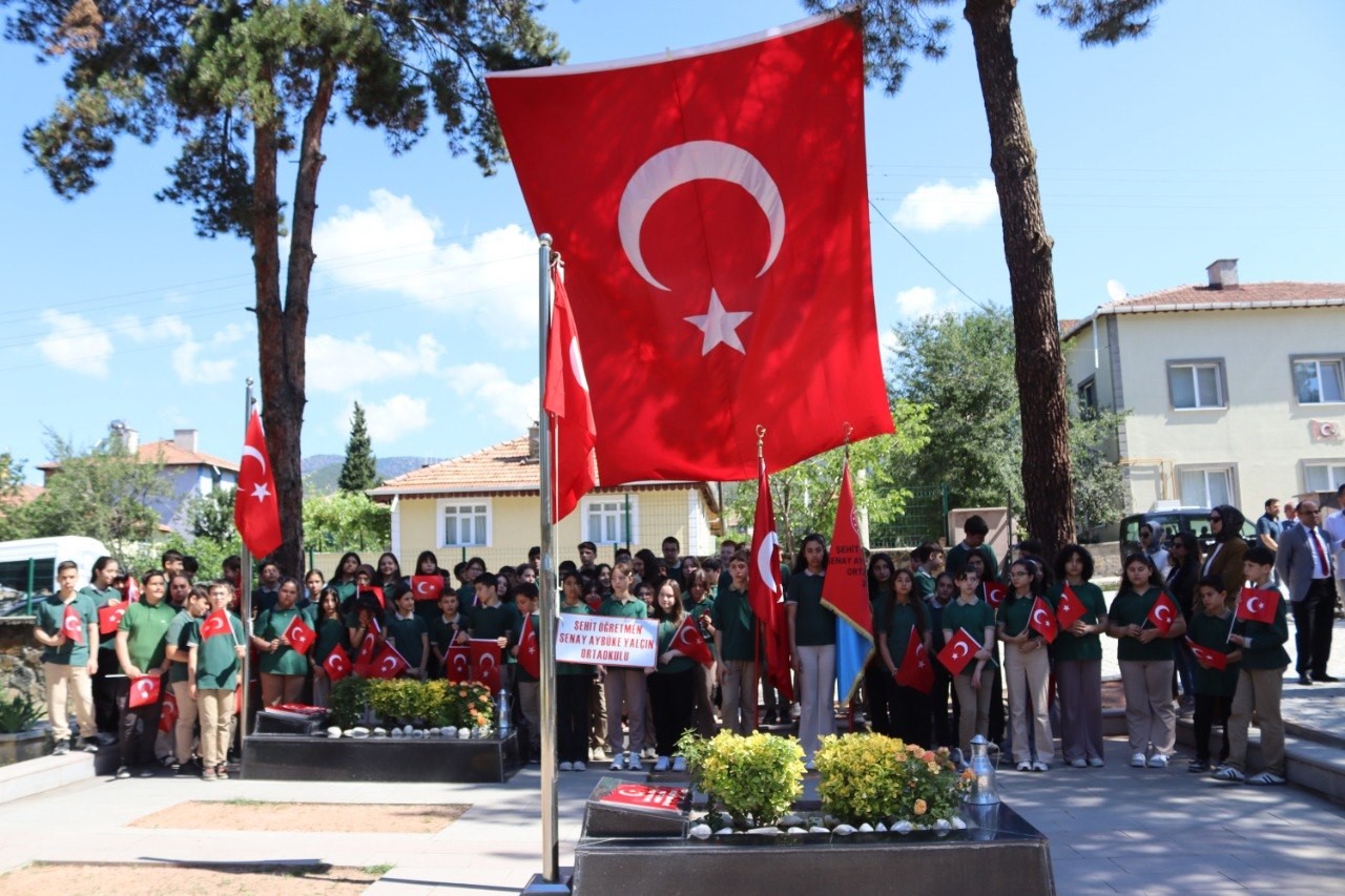 Şehit Öğretmen Şenay Aybüke Yalçın şehadetinin 9. yıl dönümünde kabri başında anıldı 7 sehit ogretmen senay aybuke yalcin sehadetinin 9 yil donumunde kabri basinda anildi 3 5PlnKXy7