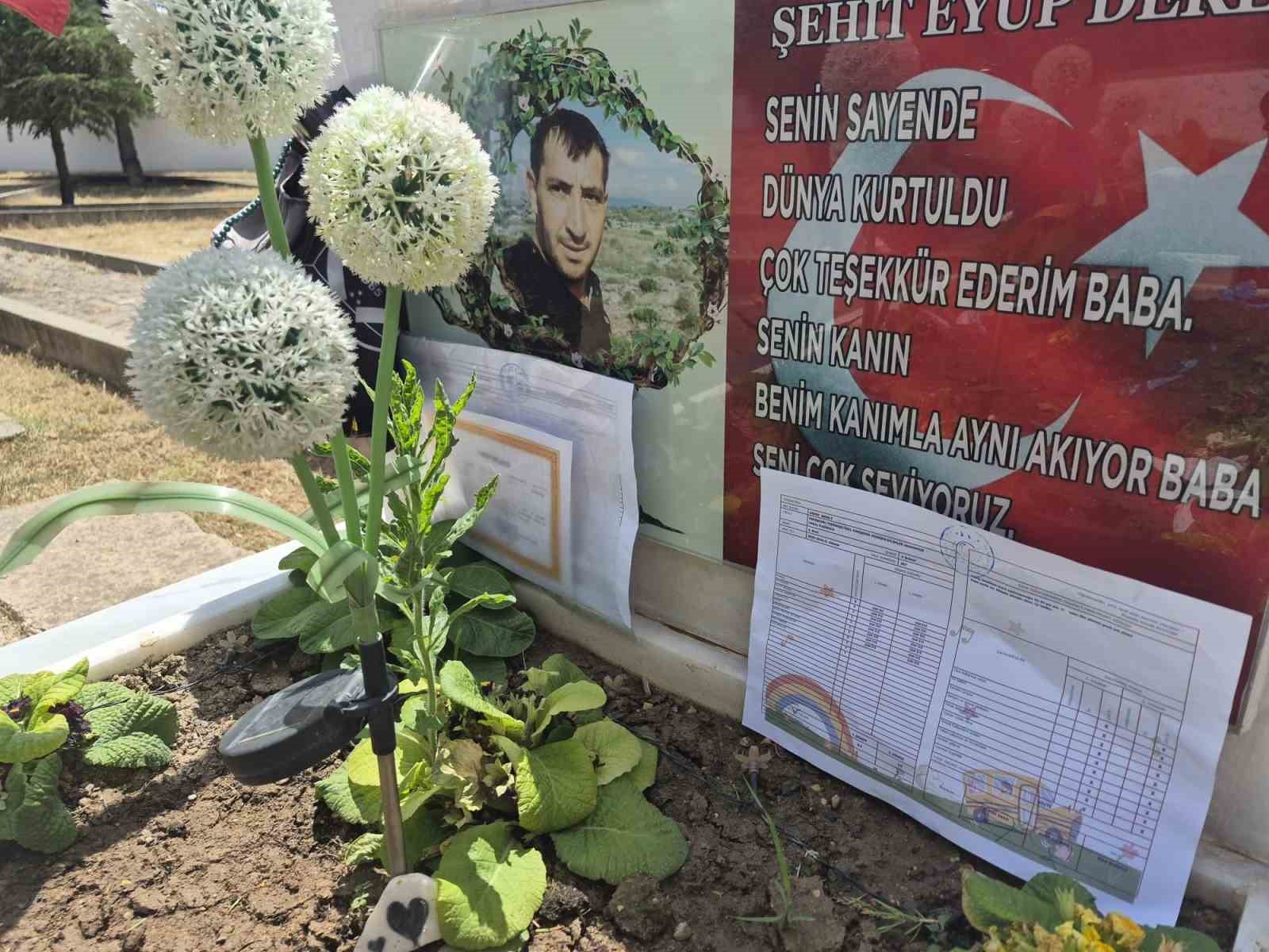 sehit operatorun cocukalari karnelerinin babalarinin kabrine goturdu 0 HjRCjq4C