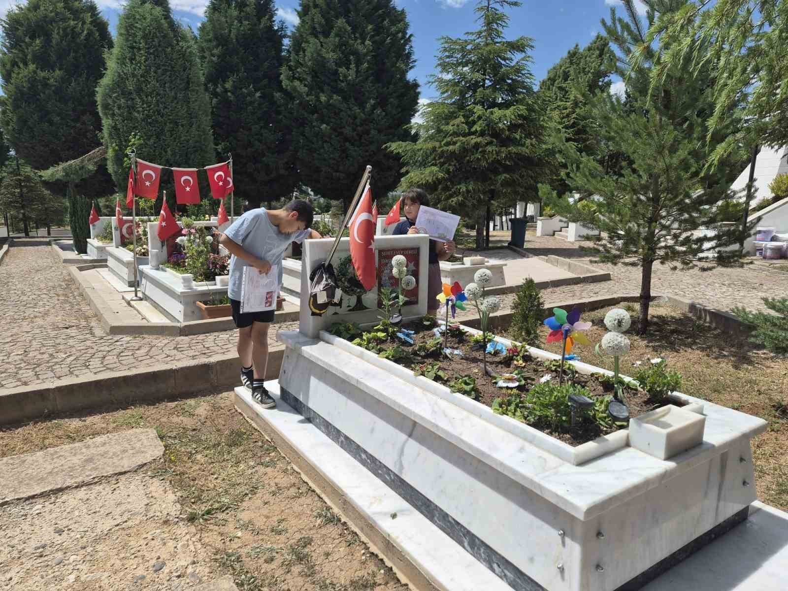 sehit operatorun cocukalari karnelerinin babalarinin kabrine goturdu 10 XgQe29mq